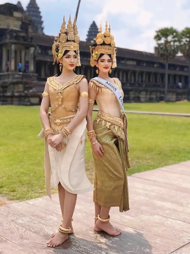 phụ nữ khmer trong trang phục truyền thống sampot apsara tại ngôi đền cổ