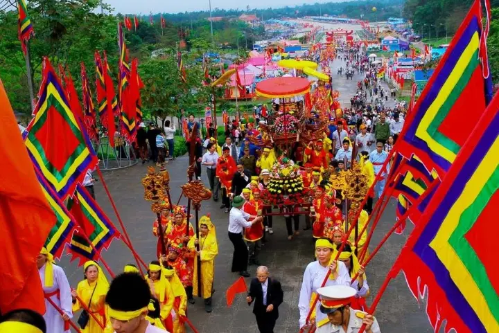 Đoàn rước kiệu rực rỡ sắc màu trong không khí trang nghiêm tại lễ hội Đền Hùng.